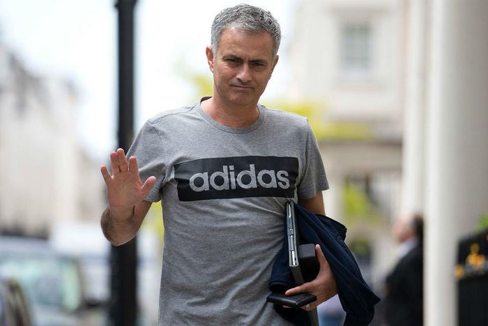 ___5087994___https:______static.pulse.com.gh___webservice___escenic___binary___5087994___2016___5___29___19___jose-mourinho-waves-as-he-returns-to-his-home-in-central-london-27052016_37fxla5fw0df18spi9iwmlg08_1