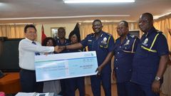 The IGP receiving a dummy cheque from a representative of the association