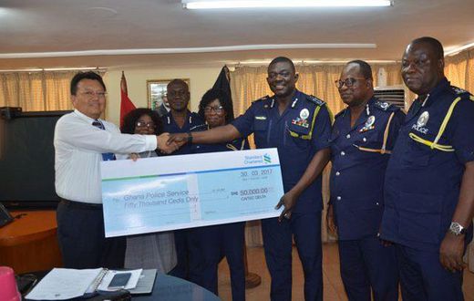The IGP receiving a dummy cheque from a representative of the association