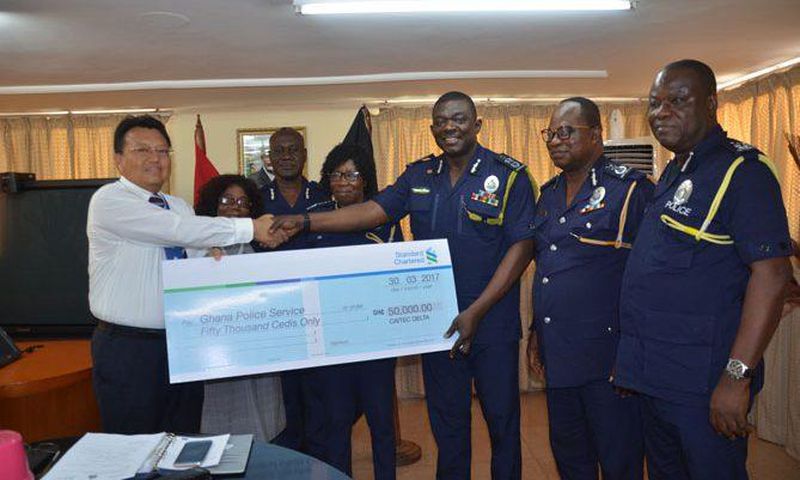 The IGP receiving a dummy cheque from a representative of the association