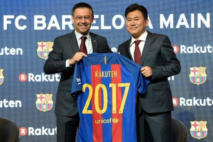 Barcelona's president Josep Maria Bartomeu (left) and CEO of Japanese company Rakuten Hiroshi Mikitani display the new team jersey after signing an agreement in Barcelona on November 16, 2016
