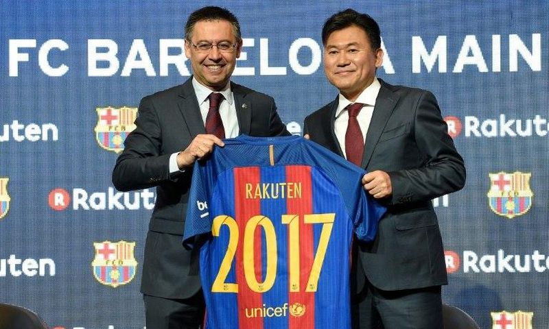 Barcelona's president Josep Maria Bartomeu (left) and CEO of Japanese company Rakuten Hiroshi Mikitani display the new team jersey after signing an agreement in Barcelona on November 16, 2016
