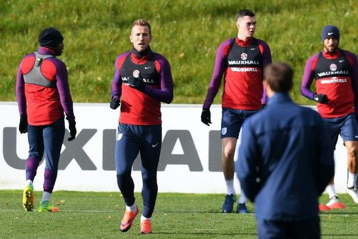 England's Interim manager Gareth Southgate (2R) watches England's striker Harry Kane (2L), England's defender Michael Keane (C), and England's midfielder Andros Townsend (R) during a team training session at St George's Park in Burton-on-Trent