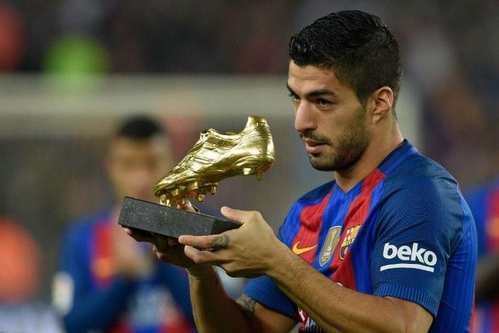 Luis Suarez displays the 2015-2016 Golden Shoe award for the leading goalscorer from the top division of every European national league