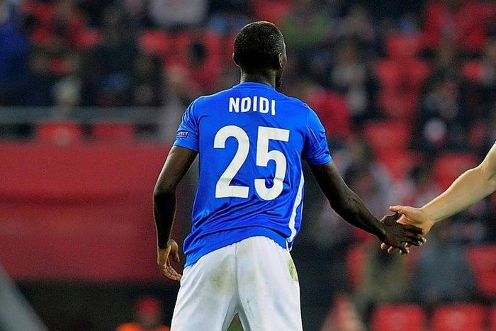 Genk's Nigerian midfielder Wilfred Ndidi (L) has agreed a five-and-a-half-year contract with Premier League's Leicester for a reported $18 million