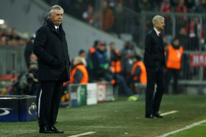 Bayern Munich's head coach Carlo Ancelotti (L) and Arsenal's French manager Arsene Wenger follow the action from the sideline during the UEFA Champions League round of sixteen football match February 15, 2017