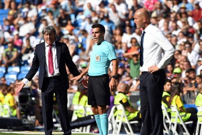 Osasuna's coach Enrique Martin Monreal (L), pictured in Madrid on September 10, 2016, has been sacked