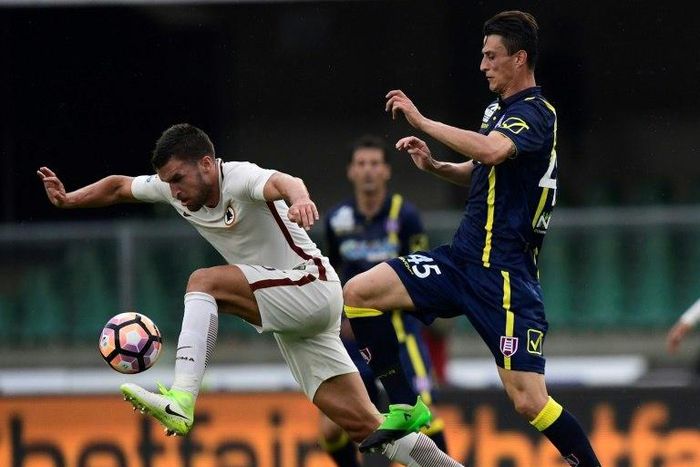 AS Roma's Kevin Strootman vies with Chievo's Roberto Inglese during the Italian Serie A football match on May 20, 2017
