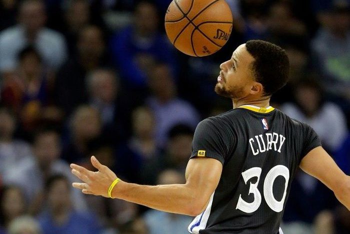 Stephen Curry scored 29 points as the Golden State Warriors fought back from a 22-point deficit to land a psychological blow against the San Antonio Spurs, 110-98, at AT&T Center in San Antonio, Texas, on March 29, 2017