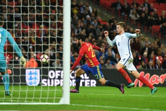 Spain's midfielder Isco (C) controls the ball to score his team's second goal during the friendly international football match between England and Spain at Wembley Stadium, north-west London, on November 15, 2016, which ended in a 2-2 draw