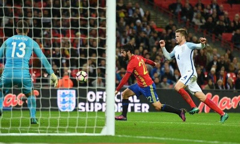 Spain's midfielder Isco (C) controls the ball to score his team's second goal during the friendly international football match between England and Spain at Wembley Stadium, north-west London, on November 15, 2016, which ended in a 2-2 draw