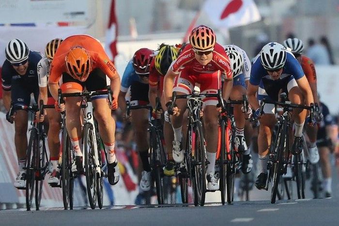 Denmark's Amalie Dideriksen (C) sprints to win the women's elite road race event as part of the 2016 UCI Road World Championships on October 15, 2016, in the Qatari capital Doha
