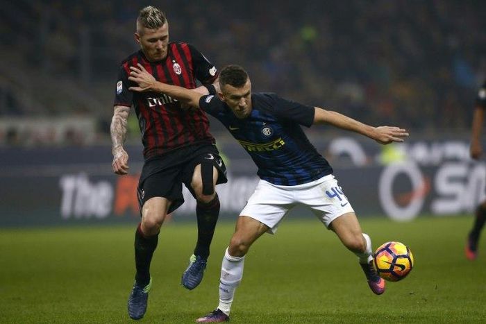 AC Milan's midfielder Juraj Kucka (L) fights for the ball with Inter Milan's forward Ivan Perisic during the Italian Serie A football match November 20, 2016