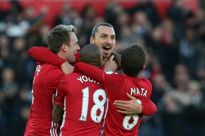 Manchester United's striker Zlatan Ibrahimovic (2ndR) celebrates scoring his team's second goal on November 6, 2016