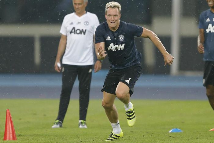 ___5408105___https:______static.pulse.com.gh___webservice___escenic___binary___5408105___2016___9___14___20___philjones-cropped_3wx0qvqmjbq71iq8kx6np5295