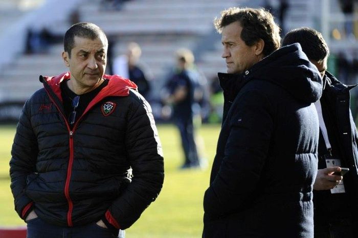 RC Toulon's president Mourad Boudjellal (L) speaks with Fabien Galthie in January 2017