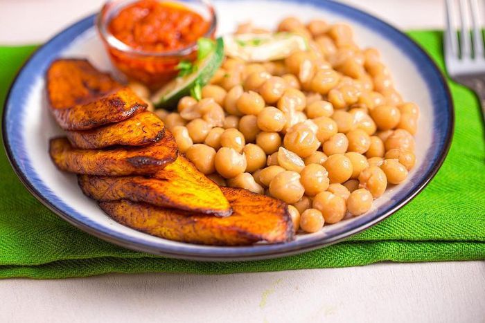 Bambara beans with fried sweet plantain (Telandeworld)