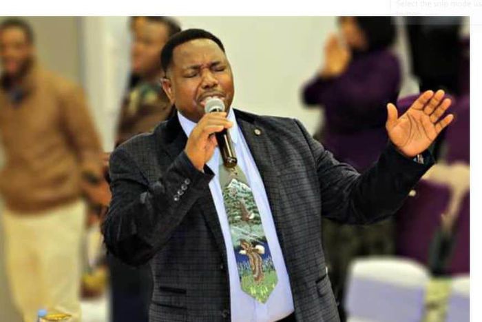 Head pastor resigns after confessing to sleeping with his married daughter