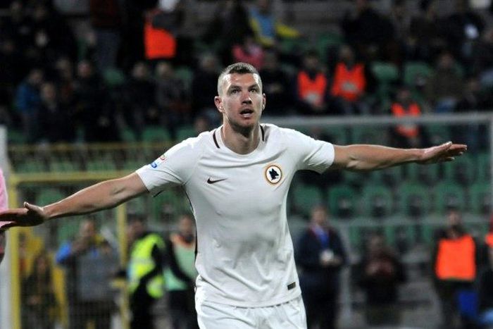 Roma's forward from Bosnia-Herzegovina Edin Dzeko celebrates after scoring during the Italian Serie A football match Palermo vs AS Roma, on March 12, 2017