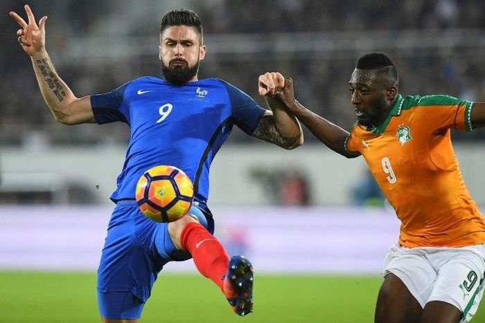 France's forward Olivier Giroud (L) vies with Ivory Coast's defender Wilfried Kanon during a friendly football match on November 15, 2016 at the Bollaert stadium in Lens