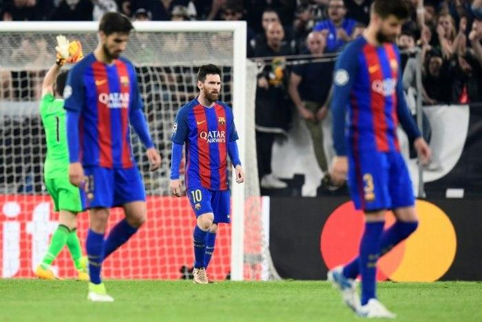 Barcelona's Lionel Messi (C) and teammates look dejected at the end of their UEFA Champions League match against Juventus, at the Juventus stadium in Turin, on April 11, 2017