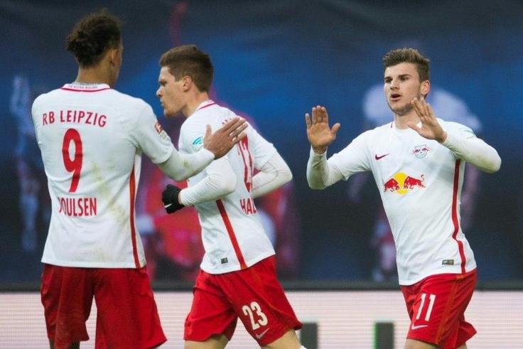 Leipzig's Timo Werner (R) celebrates with teammates after scoring against Hoffenheim in Leipzig, eastern Germany on January 28, 2017