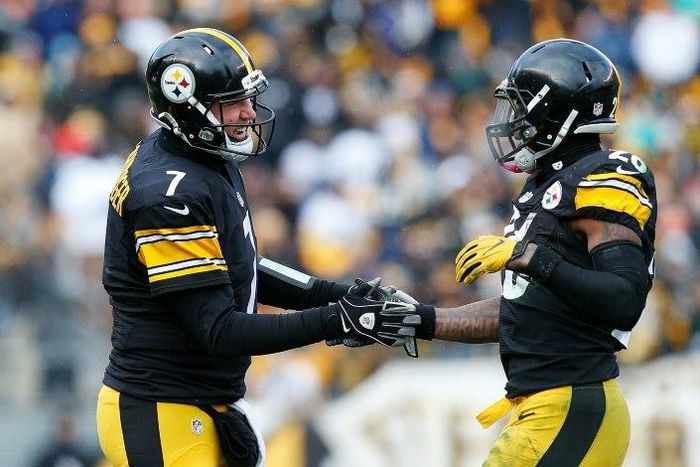 Le'Veon Bell (R) of the Pittsburgh Steelers celebrates with quarterback Ben Roethlisberger after he rushed for a touchdown against the Miami Dolphins on January 8, 2017