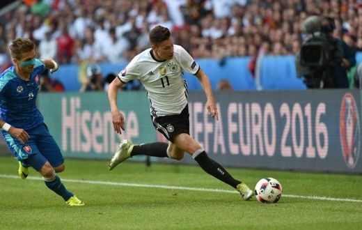 Wolfsburg player (R), Julian Draxler, repeated his wish to quit Wolfsburg after being dropped for the first time