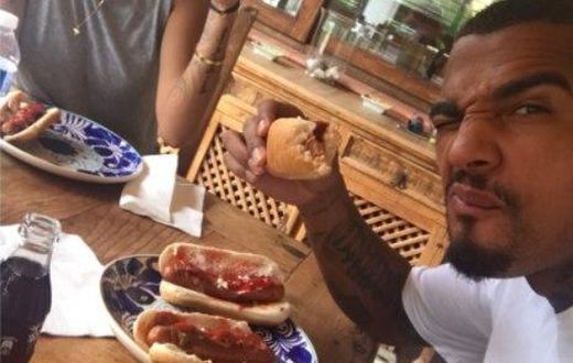___6798841___https:______static.pulse.com.gh___webservice___escenic___binary___6798841___2017___6___7___16___Melissa-Satta-e-Boateng-mangiano-gli-hot-dog