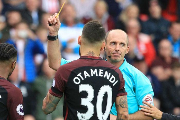 ___5400590___https:______static.pulse.com.gh___webservice___escenic___binary___5400590___2016___8___20___18___mike-dean-cropped_rstcf47b421c1kabdqvvdcv9n