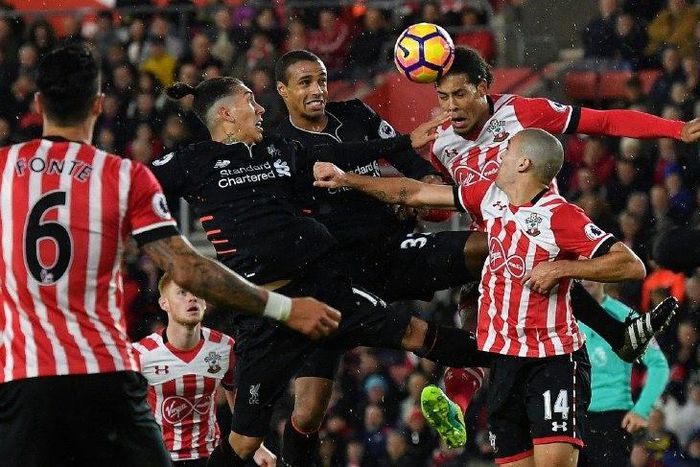 Liverpool's Roberto Firmino (L) and Joel Matip (2L) vie in the air with Southampton's Virgil van Dijk (2R) and Oriol Romeu in Southampton, on November 19, 2016