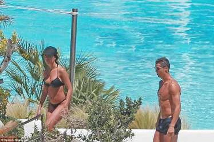 ___6651844___https:______static.pulse.com.gh___webservice___escenic___binary___6651844___2017___5___9___22___Cristiano-Ronaldo-and-his-girlfriend-Georgina-Rodriguez-_2