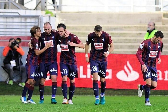 Eibar's defender Ivan Ramis (2nd L) celebrrates with teammates after scoring on October 30, 2016