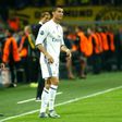 Real Madrid's coach Zinedine Zidane (L) and Cristiano Ronaldo during the Champions League match against Borussia Dortmund on September 27, 2016
