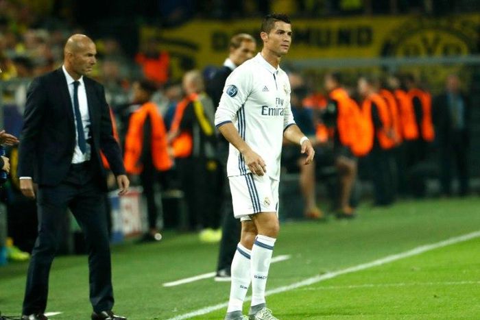 Real Madrid's coach Zinedine Zidane (L) and Cristiano Ronaldo during the Champions League match against Borussia Dortmund on September 27, 2016