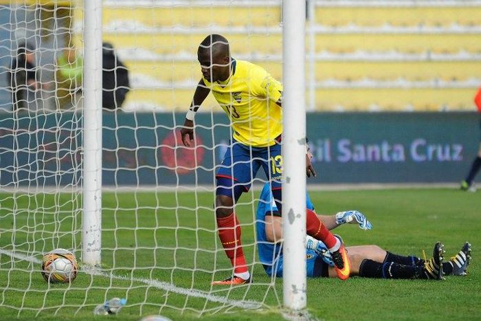 Ecuador's Enner Valencia scores his second goal against Bolivia during their Russia 2018 FIFA World Cup qualifier football match in La Paz, on October 11, 2016