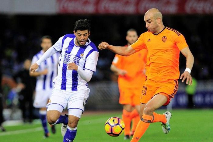 Real Sociedad's forward Carlos Vela (L) vies with Valencia's Tunisian defender Aymen Abdennour (R) during the Spanish league football match December 10, 2016