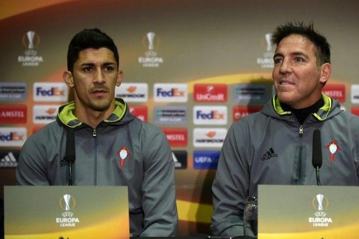 Celta Vigo's midfielder Pedro Pablo Hernandez (L) and Celta Vigo's coach Eduardo Berizzo attend a press conference on May 10, 2017
