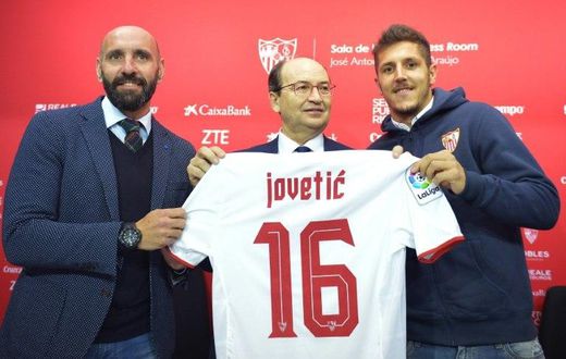 Sevilla's new signing Stevan Jovetic (R) poses with the club's President Pepe Castro (C) and Sports Director Ramon Rodriguez Verdejo, during official presentation in Seville, on January 10, 2017