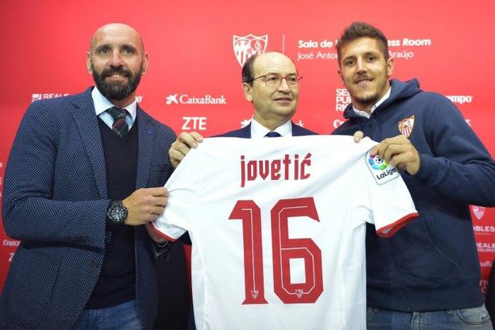 Sevilla's new signing Stevan Jovetic (R) poses with the club's President Pepe Castro (C) and Sports Director Ramon Rodriguez Verdejo, during official presentation in Seville, on January 10, 2017