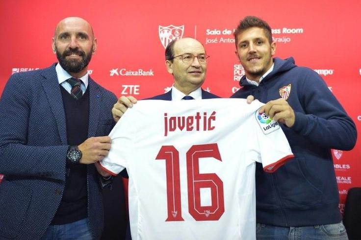 Sevilla's new signing Stevan Jovetic (R) poses with the club's President Pepe Castro (C) and Sports Director Ramon Rodriguez Verdejo, during official presentation in Seville, on January 10, 2017