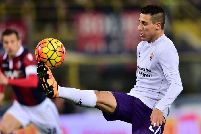 Fiorentina's forward Cristian Tello controls the ball during the Serie A football match against Bologna Febrauary 6, 2016