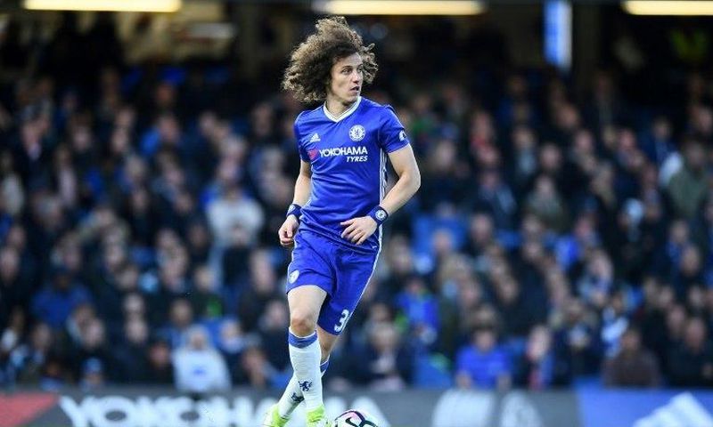 Chelsea's defender David Luiz runs with the ball during the English Premier League football match against Southampton April 25, 2017