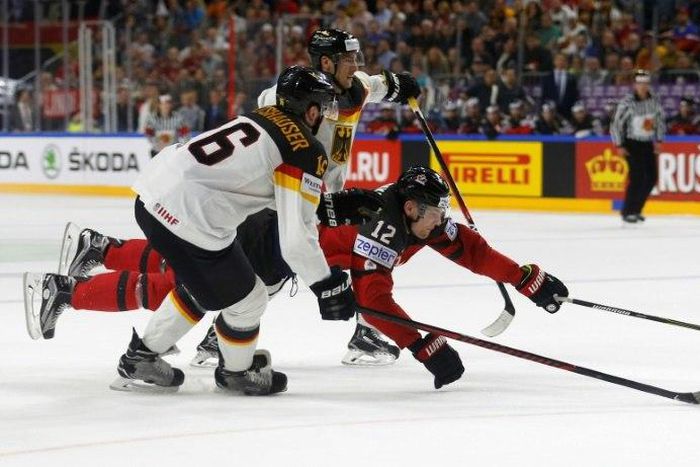 Canada's Colton Parayko (R) vies with Germany's Konrad Abeltshauser during the IIHF Men's World Championship Ice Hockey quarter-final match in Cologne, western Germany, on May 18, 2017
