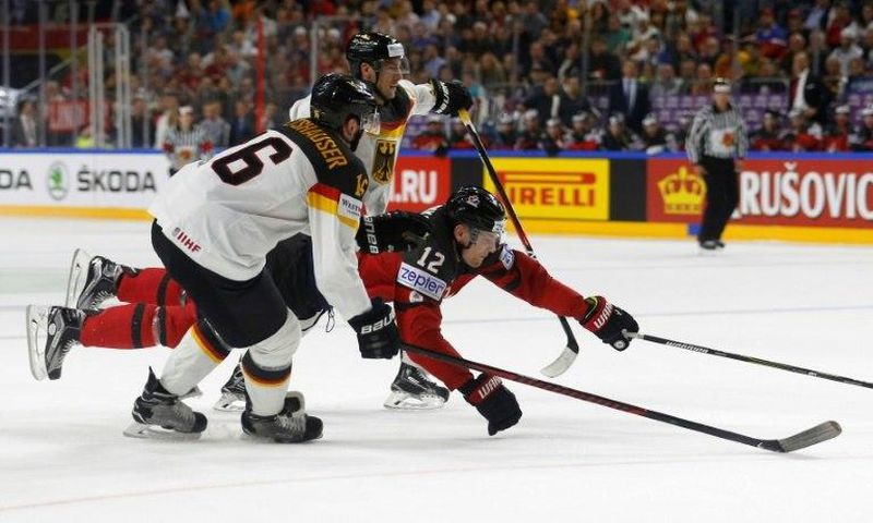 Canada's Colton Parayko (R) vies with Germany's Konrad Abeltshauser during the IIHF Men's World Championship Ice Hockey quarter-final match in Cologne, western Germany, on May 18, 2017