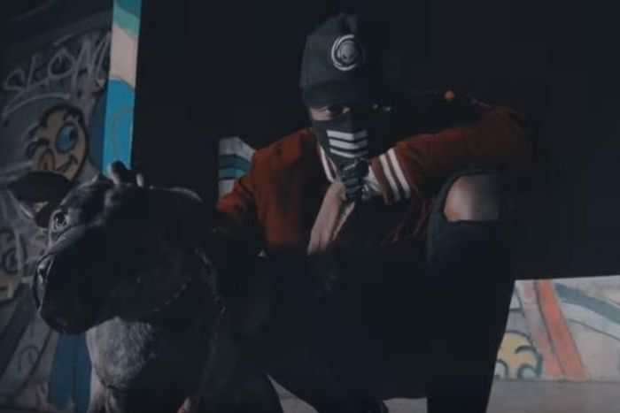 E.L in "Lalafalama" music video