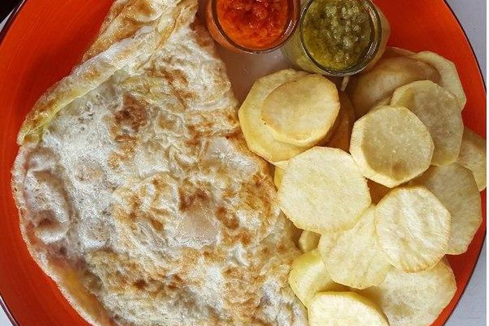 Fried sweet potatoes, fried eggs and chili sauce (Mukasechic)