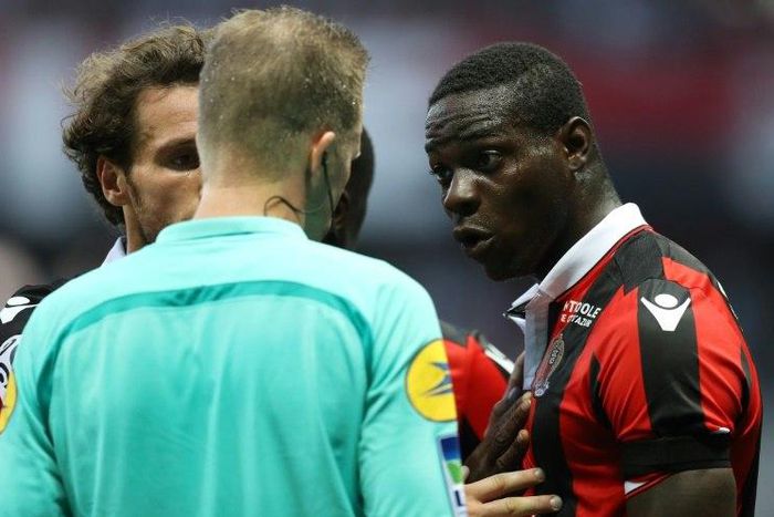 Nice's forward Mario Balotelli (R) reacts after a red card on October 2, 2016