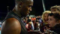 Usain Bolt signs autographs during the Nitro Athletics meet in Melbourne on February 9, 2017