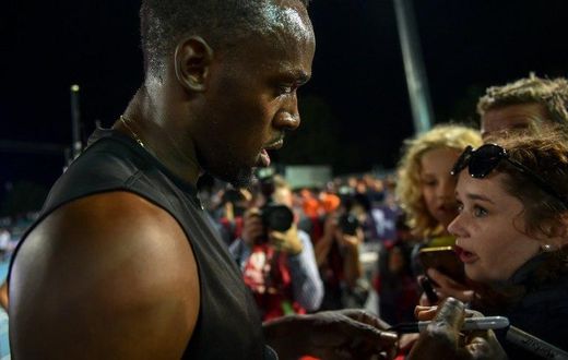 Usain Bolt signs autographs during the Nitro Athletics meet in Melbourne on February 9, 2017